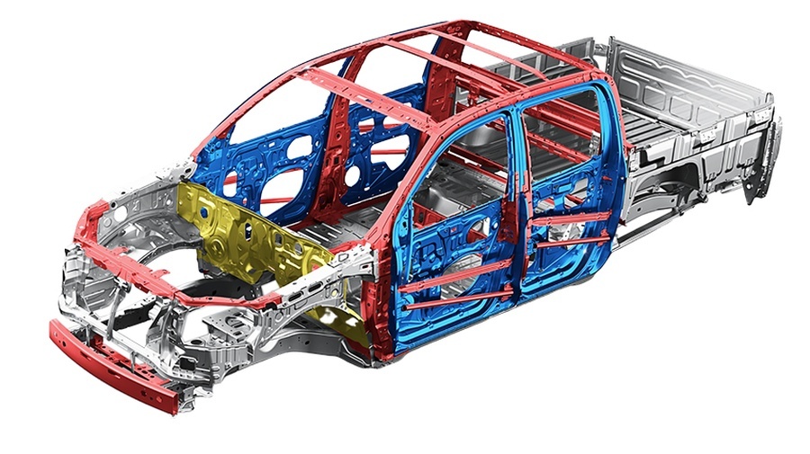 Excelente capacidad de carga útil de hasta 900 kg.
Dimensiones exteriores ideales para la maniobrabilidad: 5.325 mm de largo, 1.880 mm de ancho y 1.830 mm de alto, con una distancia entre ejes de 3.090 mm.
Amplias dimensiones de cajuela para trasladar lo que quieras: 1.520 mm de largo, 1.520 mm de ancho y 470 mm de alto.
Suspensión trasera ultra resistente con muelle de ballesta no independiente para soportar peso continuo sin ceder.
Peso bruto vehicular de 2.840 kg (peso neto de 1.940 kg), preparado para el agro, la minería o la construcción.